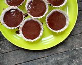 Foto langkah ke 4 dari resep Chocolate Caramel Cupcake.