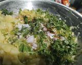 A picture of step 9 of Aloo paratha.