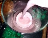 A picture of step 4 of Strawberry shake.
