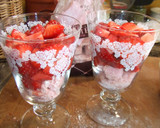 Foto del paso 3 de la receta: Copas de fresones con crema de ricota