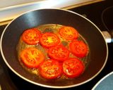 Lazacos tükörtojás paradicsomkarikákkal, brie sajttal recept fázis 1 fotója