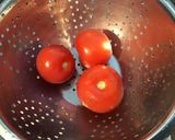 Une image de l'étape 1 de Salade de tomates à l oignon rouge et mozzarella di buffala.