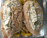 Foto del paso 3 de la receta: Pechugas empanadas 🍗 al horno rellenas de queso🧀 y cebolla🍴