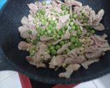 รูปขั้นตอนการทำที่ 3 ของ หมูผัดกะปิมะเขือพวงถั่วฝักยาว