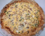 Foto del paso 3 de la receta: Quiche de bacalao con cebolla confitada y piñones