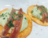 Foto del paso 4 de la receta: Tosta de anchoa con crema de aguacate y alcaparras