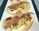 Foto del paso 5 de la receta: Tosta de scamorza ahumada y anchoa con aguacate y tomate seco