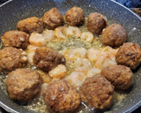 Foto del paso 6 de la receta: Albóndigas en salsa con langostinos y gambas