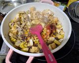 Foto langkah ke 3 dari resep Ayam Jamur Masak Manis.