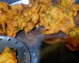A picture of step 3 of Onions bhajiya.