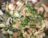 Foto del paso 1 de la receta: Arroz integral meloso con sepia, espárragos trigueros y habitas