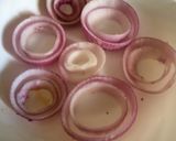 Une image de l'étape 1 de Rondelles d'oignon farcies au fromage et poisson.
