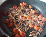 Foto del paso 2 de la receta: Bacalao con cebolla y tomatitos