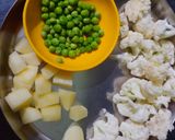 गोभी आलू मटर सब्जी (बिहारी स्टाइल) (Gobhi Aloo Matar Sabji Recipe In Hindi) रेसिपी चरण 1 फोटो