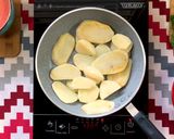 Foto del paso 3 de la receta: Bistec con papas en salsa roja