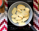 Foto del paso 3 de la receta: Bistec con papas en salsa roja
