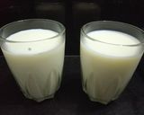 A picture of step 3 of Banana Oreo milkshake.
