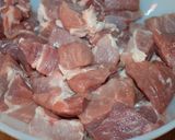 Foto del paso 3 de la receta: Fierritos de bondiola, chorizo y ciruela
