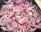 Foto del paso 2 de la receta: Cebolla morada caramelizada sin azúcar a fuego lento