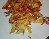 Foto del paso 5 de la receta: Patatas bravas con beicon salchichas con cuatro quesos