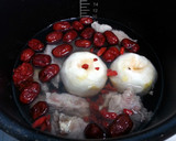 A picture of step 2 of Snow Pear In Pork Soup.