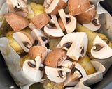Foto del paso 2 de la receta: Muslitos de pollo al curry con portobellos en freidora de aire