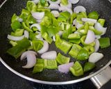 शिमला मिर्च और प्याज़ की स्वादिष्ट सब्ज़ी 😋🌶️🧅 रेसिपी चरण 2 फोटो