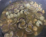 Foto del paso 3 de la receta: Fideo chino con almejas y gambitas