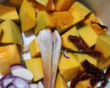 Gambar langkah 1 resipi Masak Lemak Labu Kuning, Ikan Gelama Asin & Pucuk Manis.