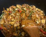 A picture of step 7 of Malaysian style Mie goreng.