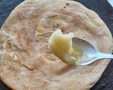A picture of step 7 of Anda paratha.