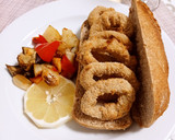 Foto del paso 6 de la receta: Mi bocata de calamares rebozados con guarnición
