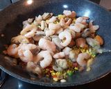 Foto del paso 3 de la receta: Paella de Mariscos y Hongos Shiitake
