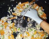 Foto langkah ke 4 dari resep Orak Arik Telur Wortel dan Enoki.