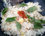 Foto langkah ke 3 dari resep Nasi goreng kemangi.