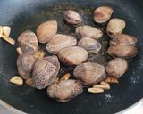 Foto del paso 4 de la receta: Espaguetis con frutos de mar y escamas de guindillas