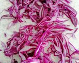 Foto del paso 2 de la receta: Ensalada de col y manzana con vinagreta de queso azul
