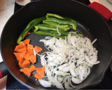Foto del paso 2 de la receta: Atún al horno con salteado de verduras y mojo de aguacates