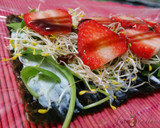 Foto del paso 3 de la receta: Makis de crema de queso de cabra con rúcula, germinados y fresas