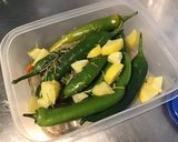 Une image de l'étape 4 de Piments verts au citron confit,romarin et huile de truffe.