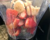 Foto del paso 1 de la receta: Smoothie de frutilla, coco y banana! Sabrosísimo!