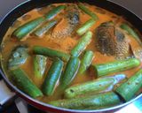 Foto langkah ke 7 dari resep Ikan Mas Arsik terong hijau.