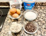 Foto del paso 1 de la receta Pastel de yogur griego, queso crema y pepitas de chocolate