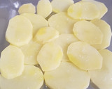 Foto del paso 1 de la receta: Salmón al horno con patatas y pimientos