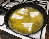 Foto del paso 4 de la receta: Bacalao con pimientos asados y lámina de ajo 🧄