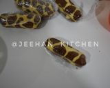 Foto langkah ke 13 dari resep Tokyo Banana Chocolate Roll Cake.