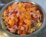Une image de l'étape 5 de Salade castelfranco aux tomates oignon rose jambon blanc et leicester.