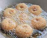 Foto langkah ke 4 dari resep Donat Singkong Wijen.