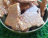 A picture of step 6 of Peanut and sesame chikki.