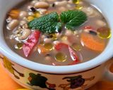 Foto del paso 5 de la receta: Sopita, guisito de porotos tape, avena tostada y las verduritas que tengas 🫕🥣